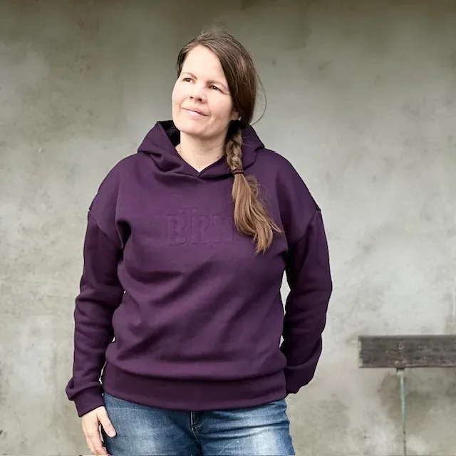 Violetter Hoodie mit genähtem BRN-Schriftzug und 3D-Effekt