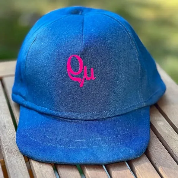 Blaue selbstgenähte Cap mit pinkem Rhomy-Logo
