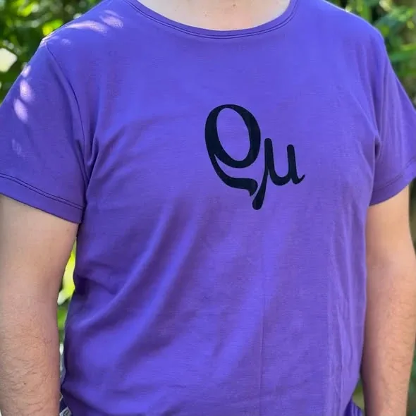 Violettes Shirt mit schwarzem Rhomy-Logo