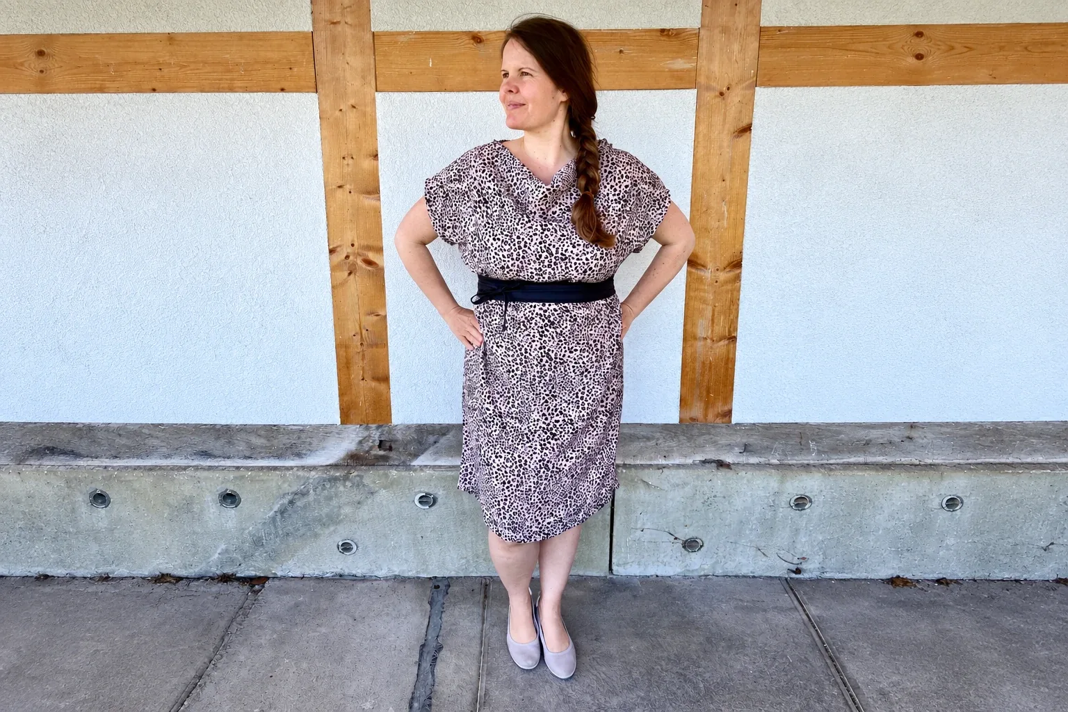 Romi in ihrem selbstgenähten Kleid «Sellerie»