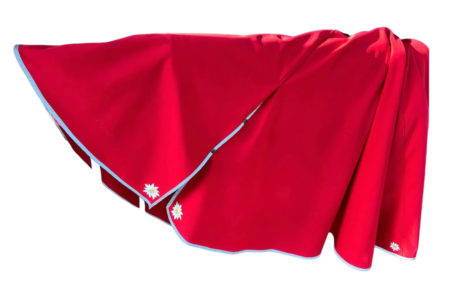 Roter Reitrock mit heller Einfassung und kleinen Edelweissen