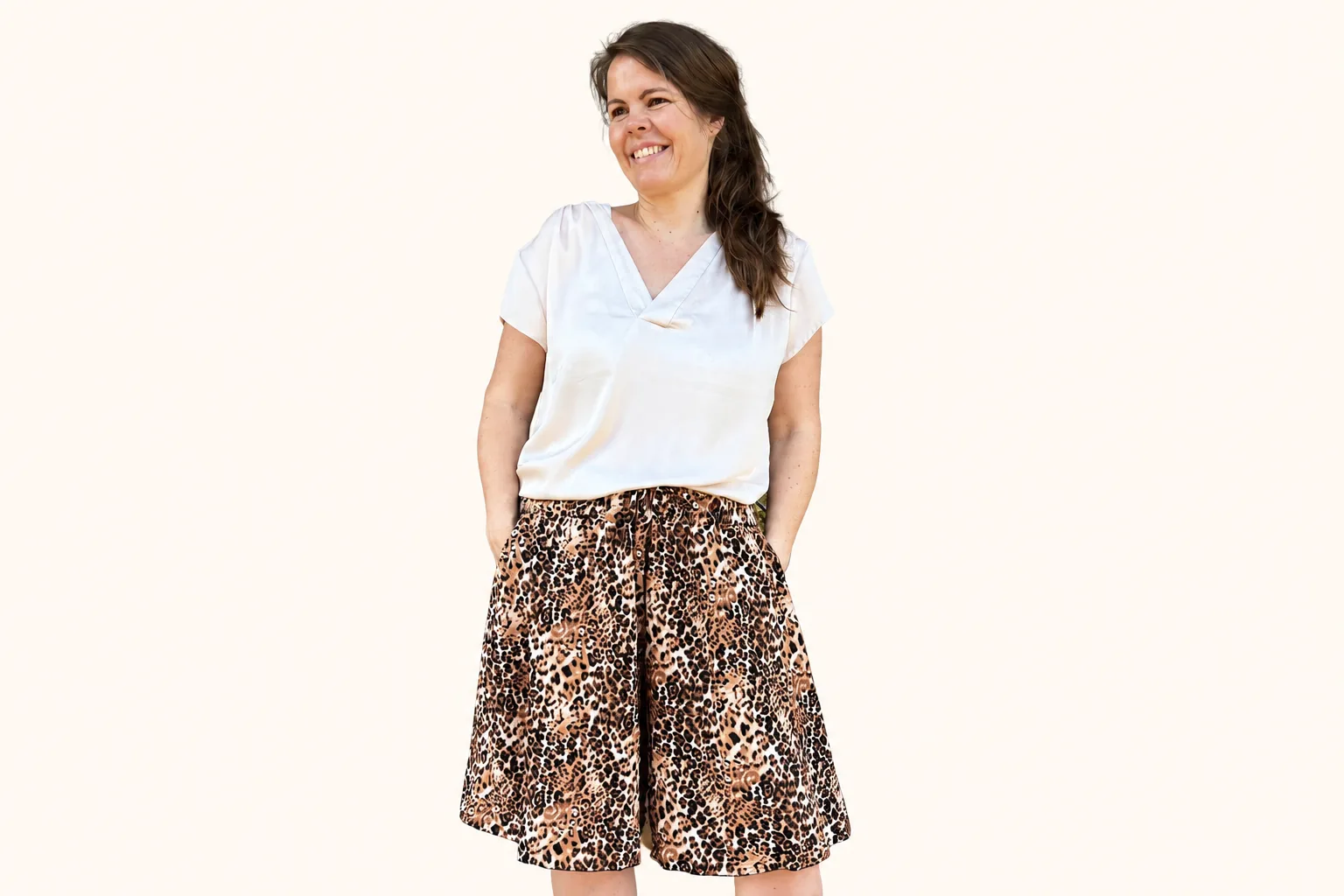 Romi in einer weissen Bluse und einer selbstgenähten Hose